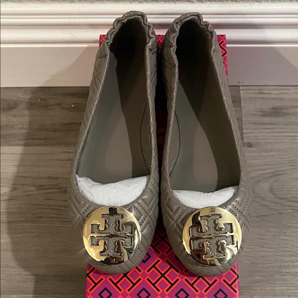 BNWT Tory Burch Quilted Minnie Flats with Gold Logo 6.5